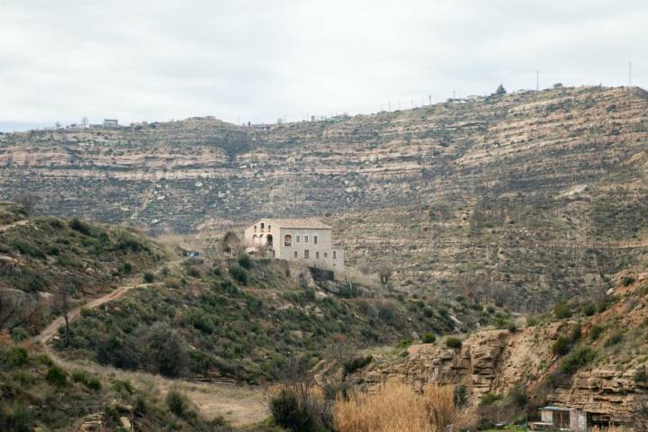 Al estar situado en un valle, todos los alrededores son colinas con una gran biodiversidad.