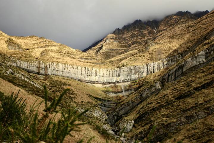 A lo lejos, la catarata de Valnera.