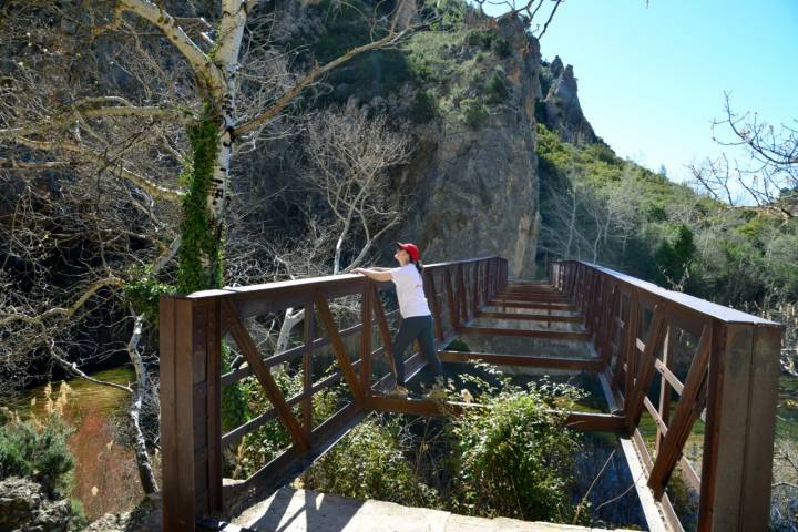 En el puente de hierro desmantelado debajo de las agujas de Contreras. 