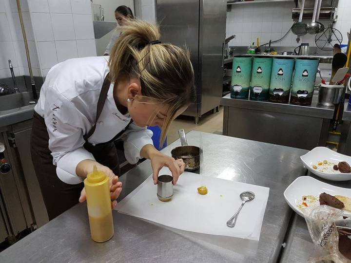 Tarazaga, en las cocinas de 'Tendal', experimentando con los virgen extra. Foto: Edu Sánchez.