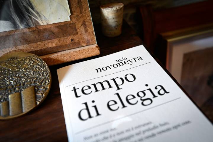 Un libro de Uxío Novoneyra llamado 'Tempo di elegia'.