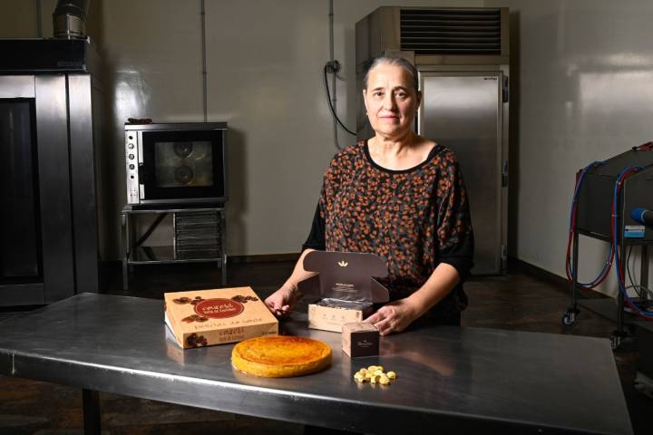 La repostera Chiña Arza con su tarta de castañas.