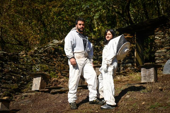 Blanca y Diego con sus trajes de apicultura.