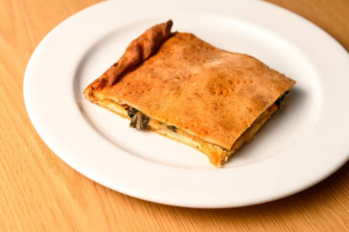 Empanada de acelgas y chorizo.