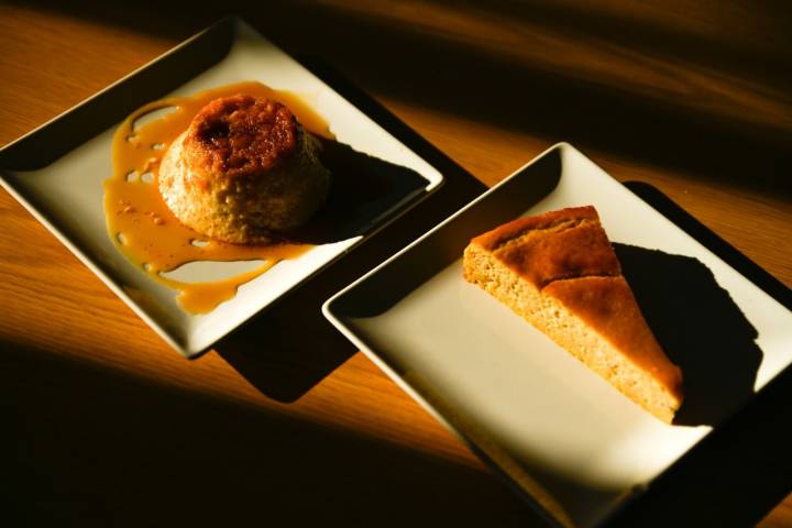 Tarta de castaña y flan de Casa Anduriña.