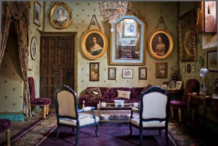 Salón privado de Las Dueñas, decorado con retratos de la emperatriz, su hermana, su madre y su marido.