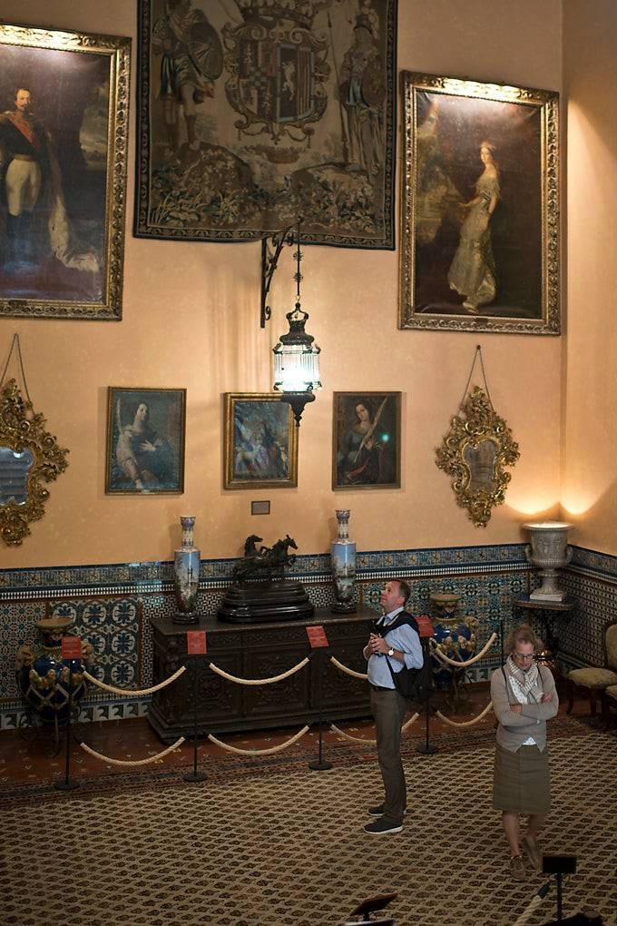 Napoleon III y su esposa presiden la escalera principal que da paso a la vivienda privada.
