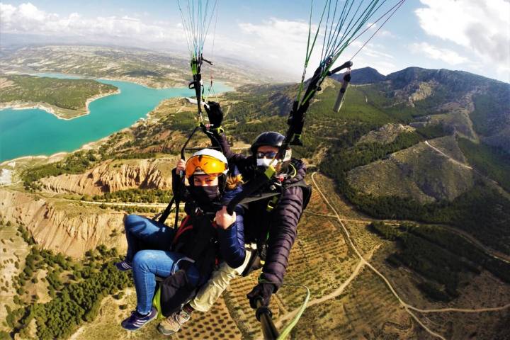 La adrenalina y las vistas privilegiadas son constantes durante el vuelo en parapente por el desierto de Gorafe en Granada.