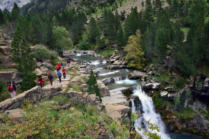 Parque Nacional de Ordesa: excursionistas por las cascadas