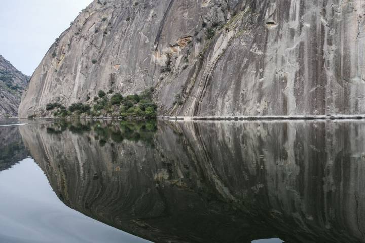 El reflejo de las rocas, de las más antiguas de la península, sobre la superficie del Duero.