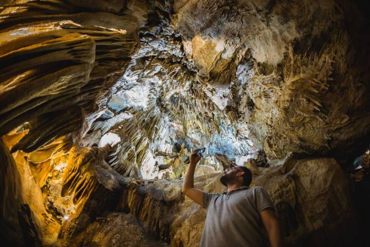 Las estalactitas y estalagmitas de la Cueva Masero generan formaciones fantásticas con miles de años.