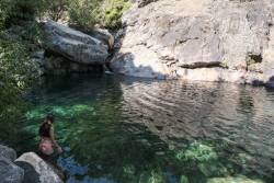 Una joven se baña en el Charco Verde de Guisando.