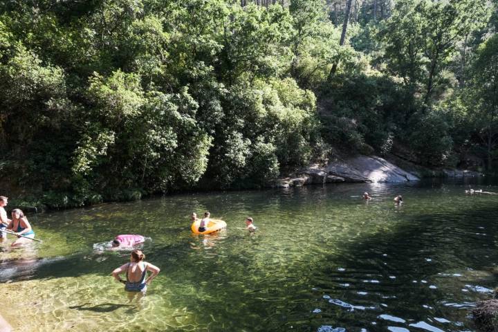 Varios bañistas disfrutan de la piscina natural Pelayo.