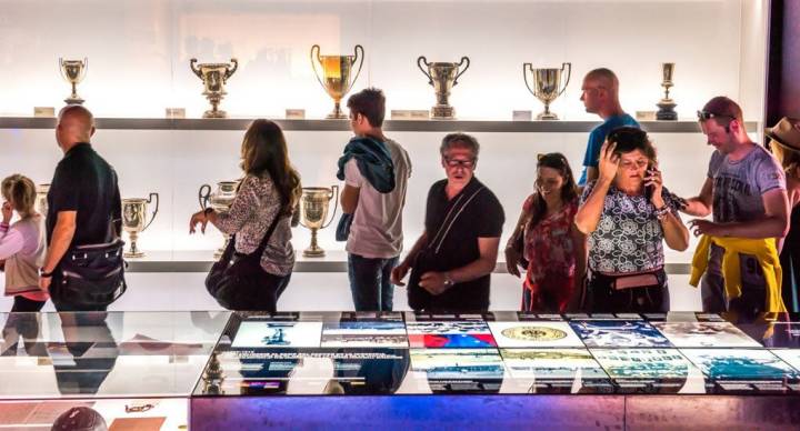 Así se lucen los trofeos en el Camp Nou. Foto: Resul Muslu. Shutterstock.