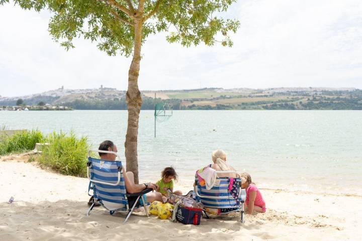 Para las familias, la pequeña playa de Arcos es un planazo.