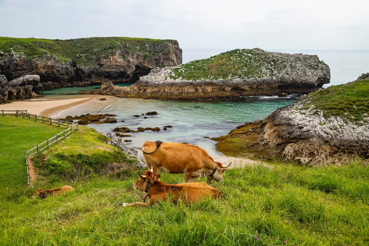 Sostiene National Geographic que la playa de Cué (Asturias) es la quinta más bonita del mundo.