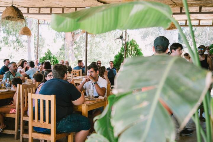 Los comensales en el restaurante.