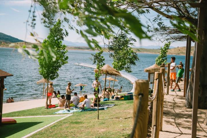 Los bañistas en la playa