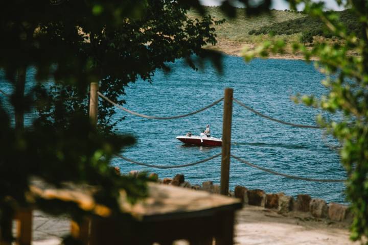 un barco por la playa de peloche