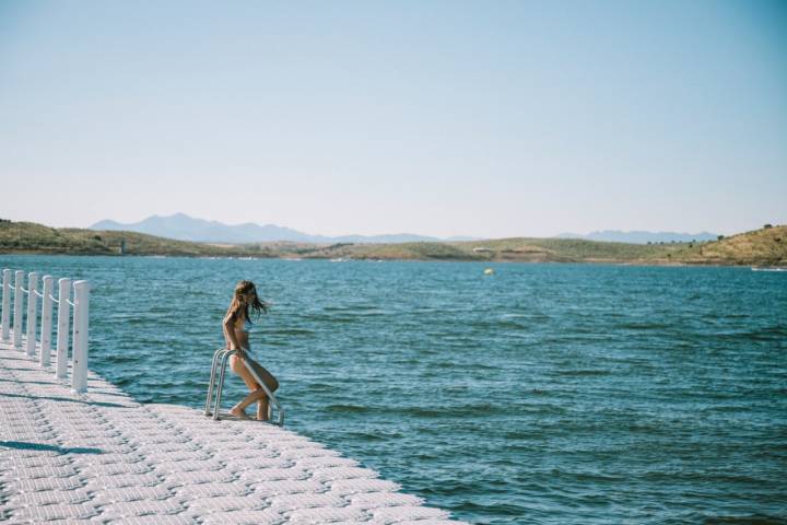 una chica salta desde la plataforma flotante