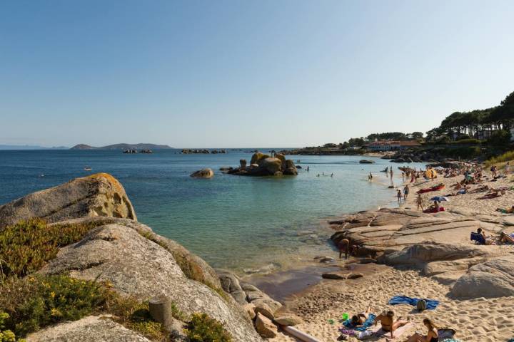 La playa de Pedras Negras es el sitio elegido por las familias para disfrutar de un día de playa.