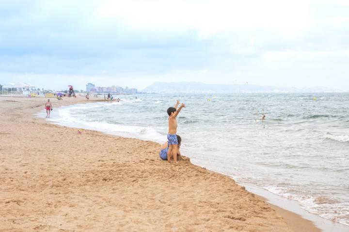 Niño en la orilla de la playa de Xeraco