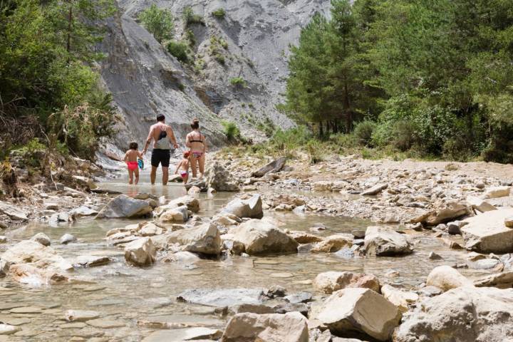 Una familia con niños pequeños, realizando la ruta por el cauce del río. 