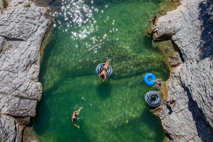 Varios tramos a lo largo de curso del río Bellós cuentan con pozas y piscinas naturales.