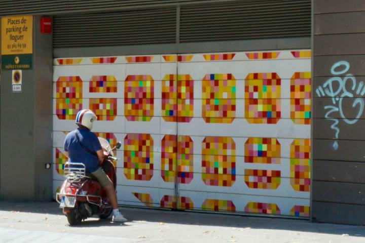 Obra de Margalef en la puerta de un aparcamiento