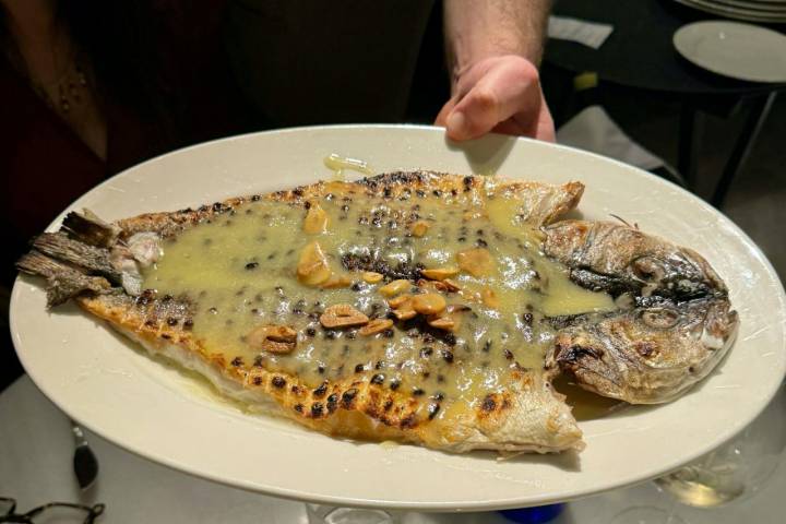 Pescado en el restaurante Fismuler de Barcelona