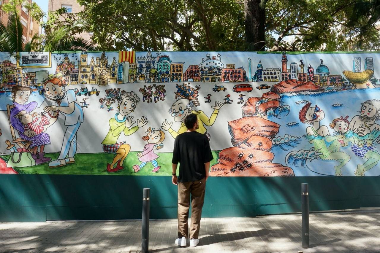 Una persona contempla el mural de la ilustradora Pilarín Bayés en Barcelona 