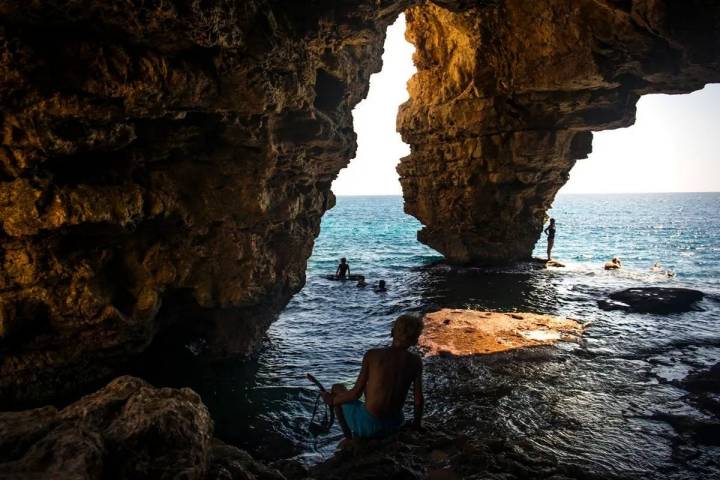 Hay quienes prefieren aprovechar el día entre las rocas y las cuevas de la costa. Foto: Eva Máñez