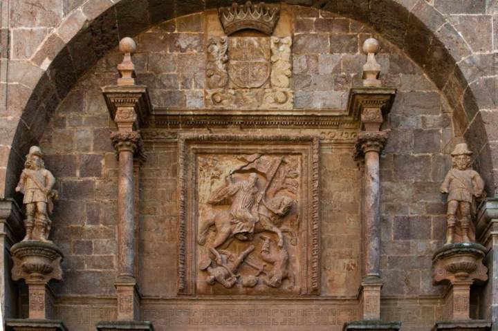 Relieve de San Millán "Matamoros" en la portada de acceso al monasterio.