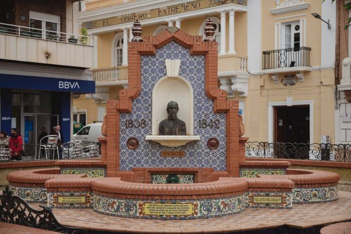 Los bustos, modelados por Navia en 1929 y fundidos en bronce en Madrid, miden 65 cms y lucen el atuendo de la época.