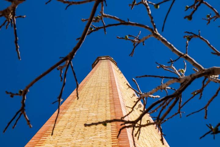 Las chimeneas son el último vestigio de las más de 60 alcoholeras que abarrotaban el centro de la ciudad en los 50.