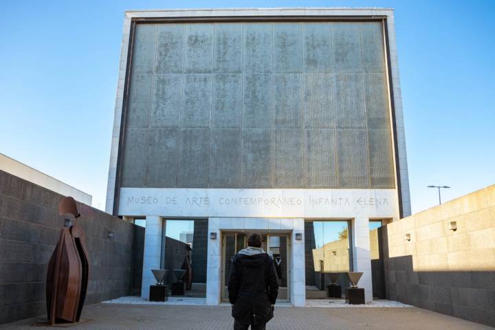 Entrada al Museo de Arte Contemporáneo Infanta Elena.