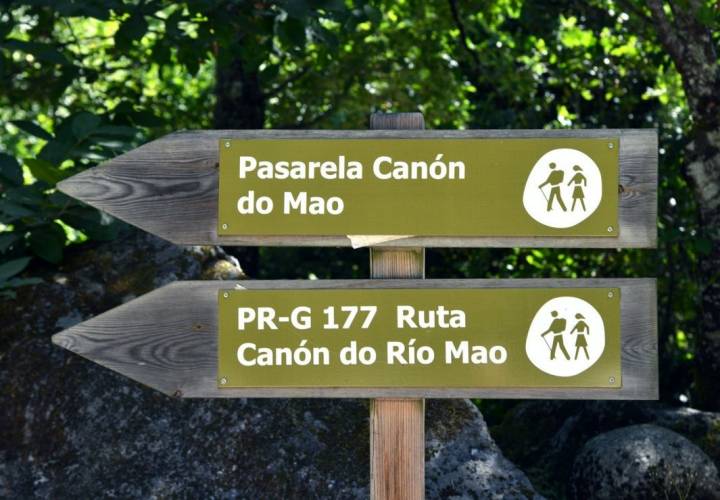 Ruta por el Cañón Mao (Ribeira Sacra): flechas marcando los distintos caminos