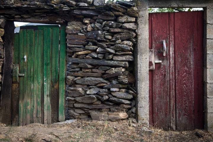 Puertas de una casa española en Riohonor de Castilla con los colores de Portugal. Foto: Manuel Ruiz Toribio