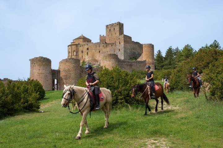 Descubrir la historia del Castillo de Loarre a caballo transporta a los visitantes a la Edad Media.