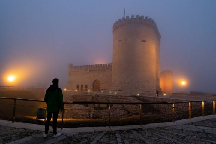 castillo de arévalo con niebla