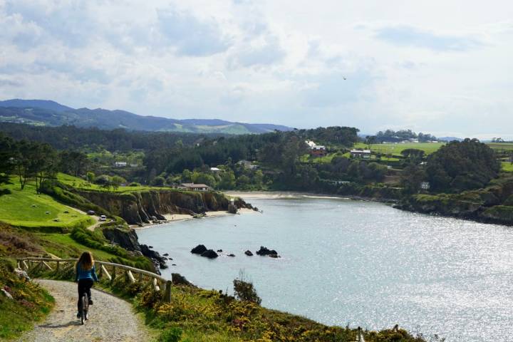 La ruta en bici por los castros muestra el legado de los celtas a su paso por el noroeste de Asturias.