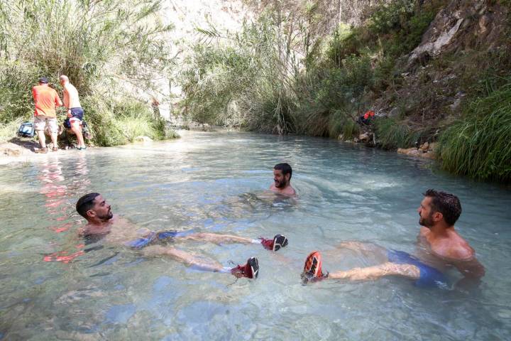 Ruta río Chillar (Nerja, Málaga) chicos bañándose