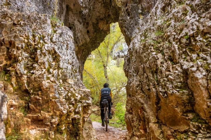 arcos de piedra en plena ruta