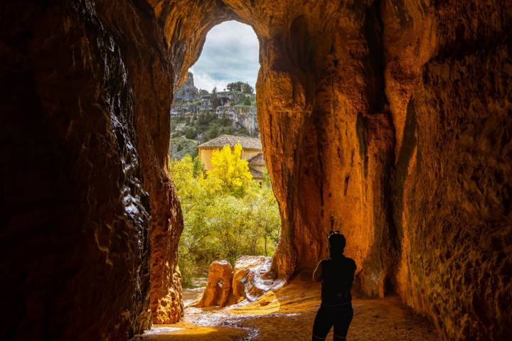 la ermita de San Bartolomé vista desde el interior de una cueva