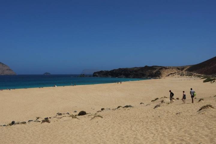 La Playa de Las Conchas es considerada una de las más bonitas de todo Lanzarote.