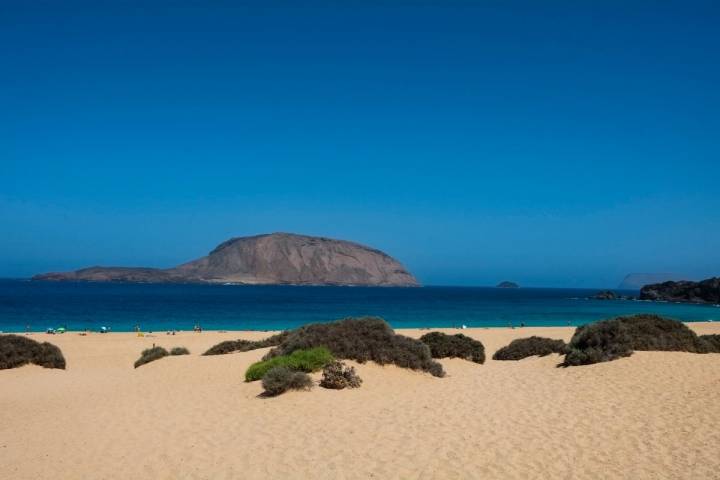 Desde la Playa de Las Conchas se ven otros islotes del archipiélago de Chinijo.