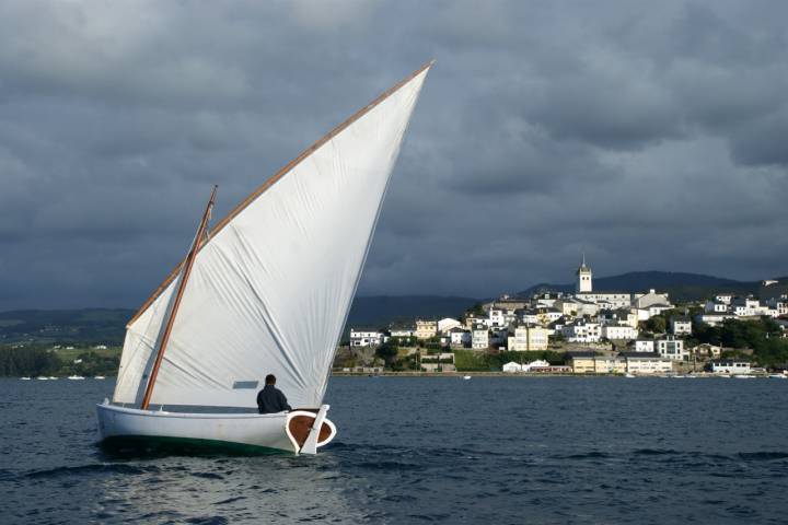 Un velero para atravesar la frontera entre Galicia y Asturias. Foto: Shutterstock.