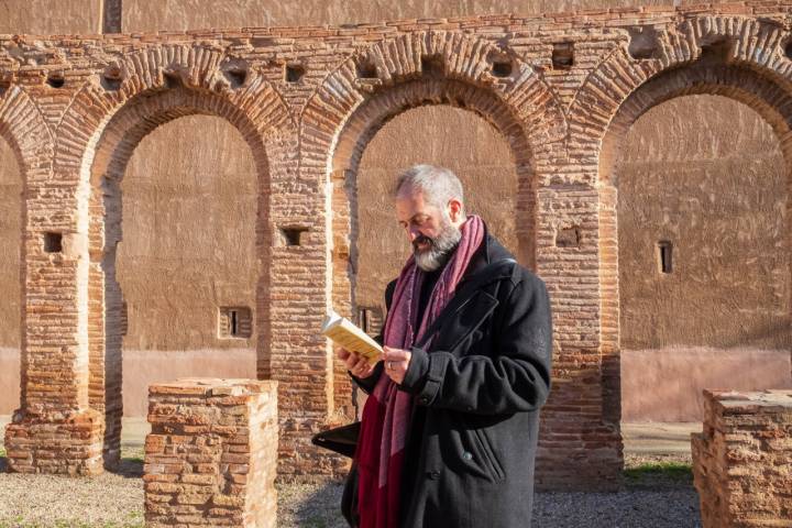 Seve leyendo la obra de Altamiras en los restos del antiguo convento de San Lorenzo.