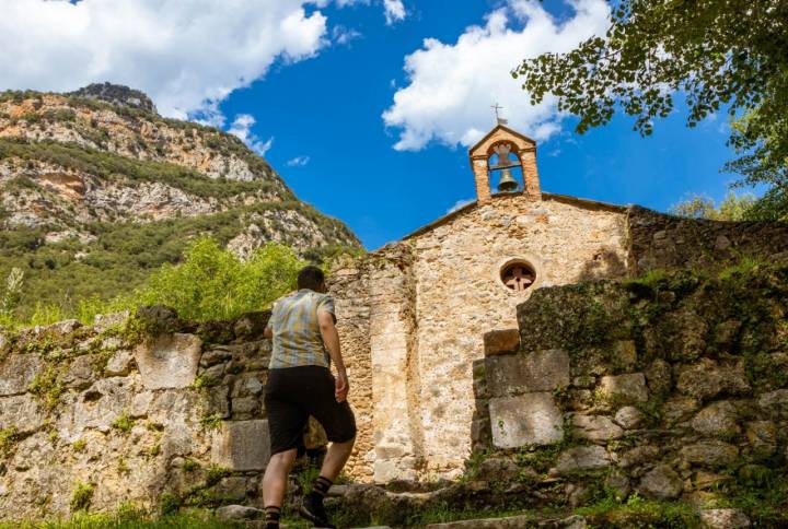 La iglesia de Sant Aniol d’Aguja, parada imprescindible.