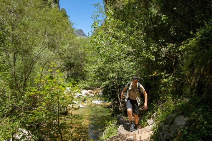 La segunda mitad del recorrido transcurre por senderos pedregosos con roca lavada. 